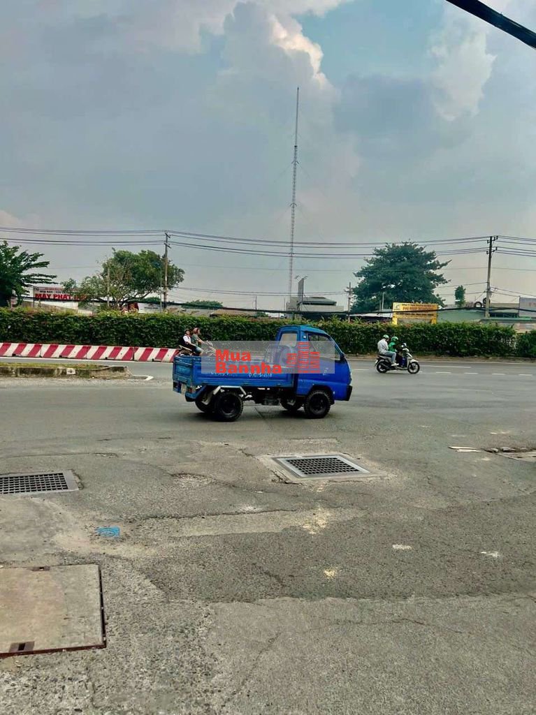 Nhỉnh 5 tỷ Nhà Phố 4mx22m. 3 Tầng Hẻm xe hơi Ngay Cầu Vượt Quang Trung