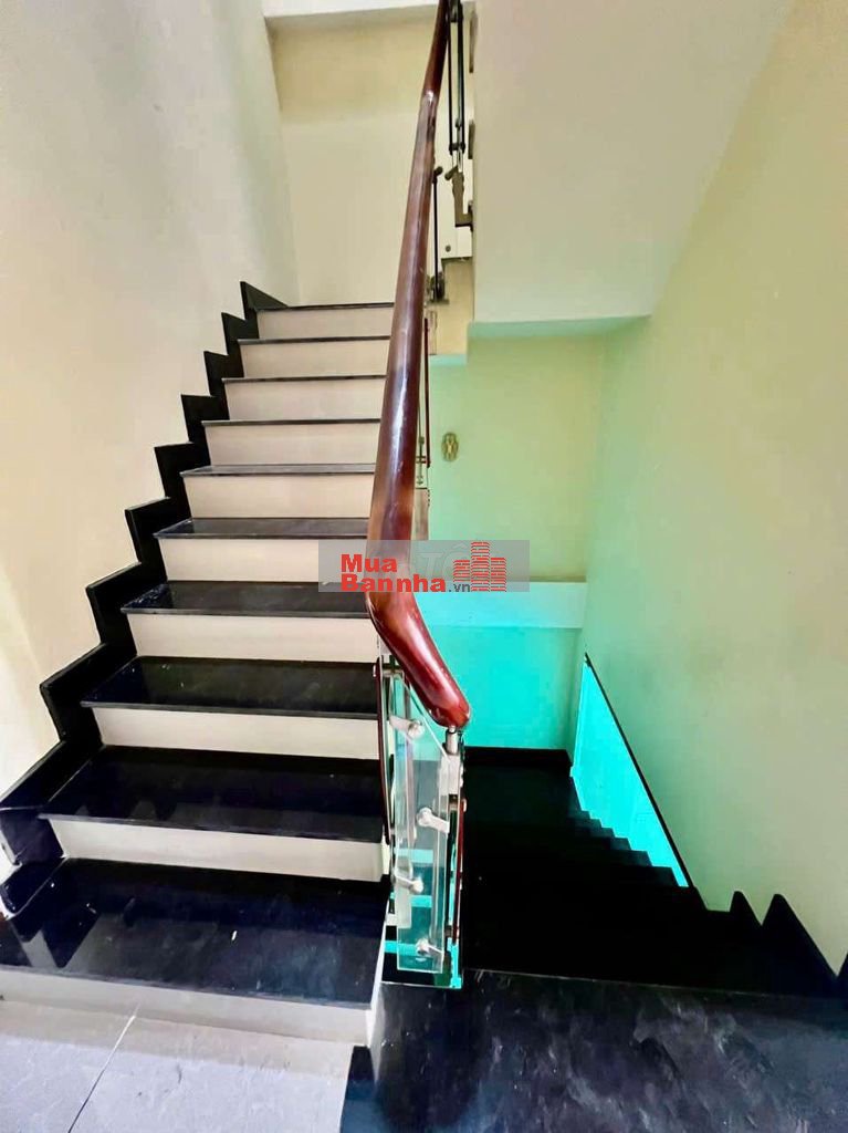 Nhỉnh 5 tỷ Nhà Phố 4mx22m. 3 Tầng Hẻm xe hơi Ngay Cầu Vượt Quang Trung
