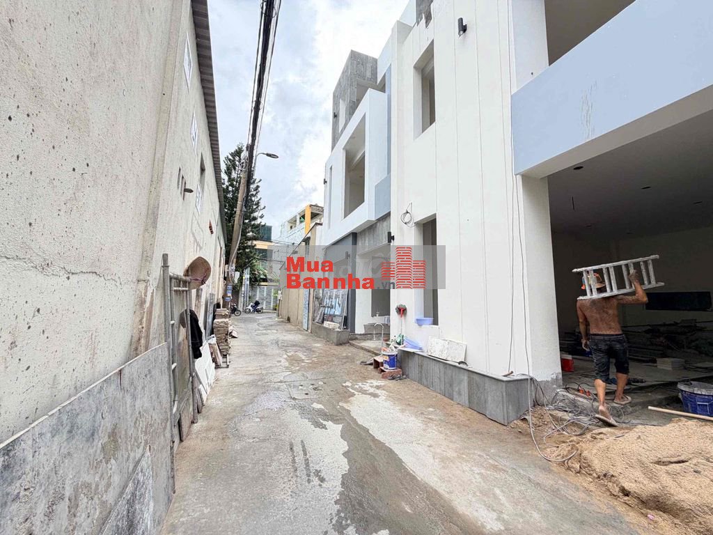 Nhà C4 Phạm Văn Đồng 75M2 Ngang 5,5M Đường Oto 1 Trục Vào Nhà XD Cao