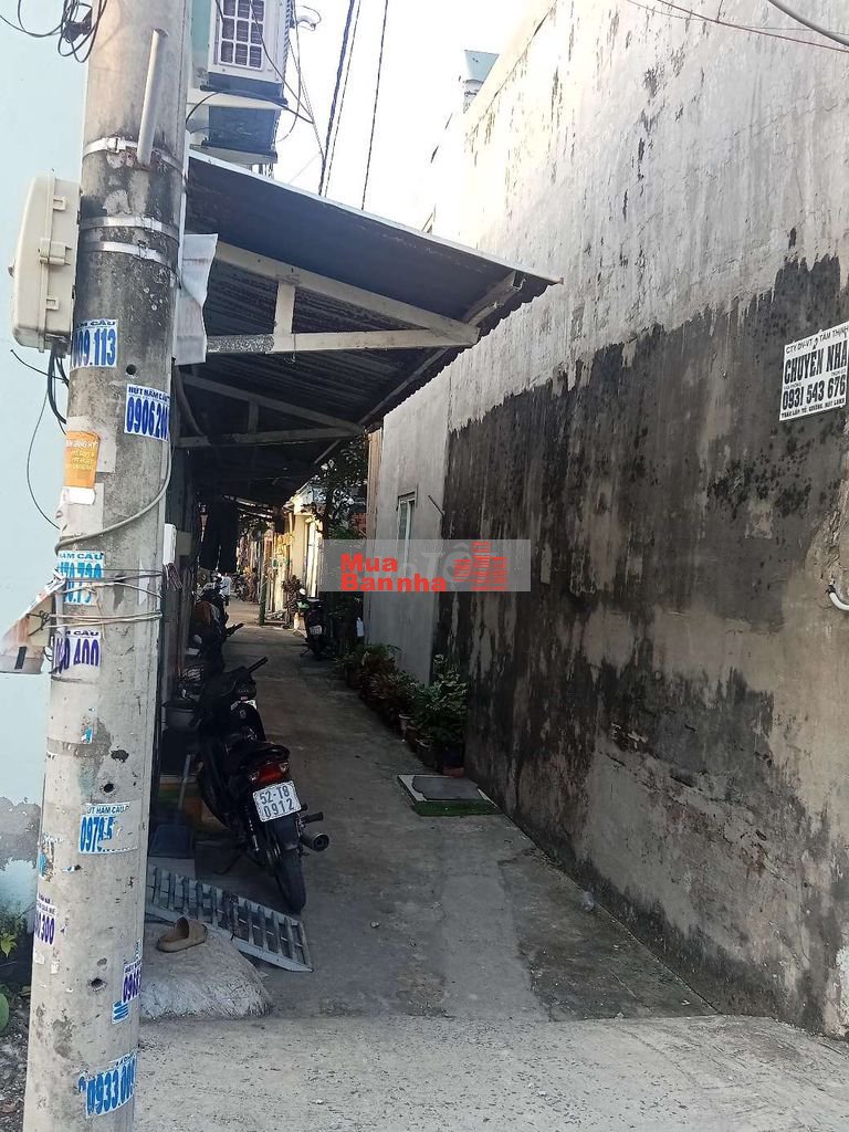 Nhà 3,3x5m hẻm thông trước nhà 2,8 ra 9m là hẻm xe tải