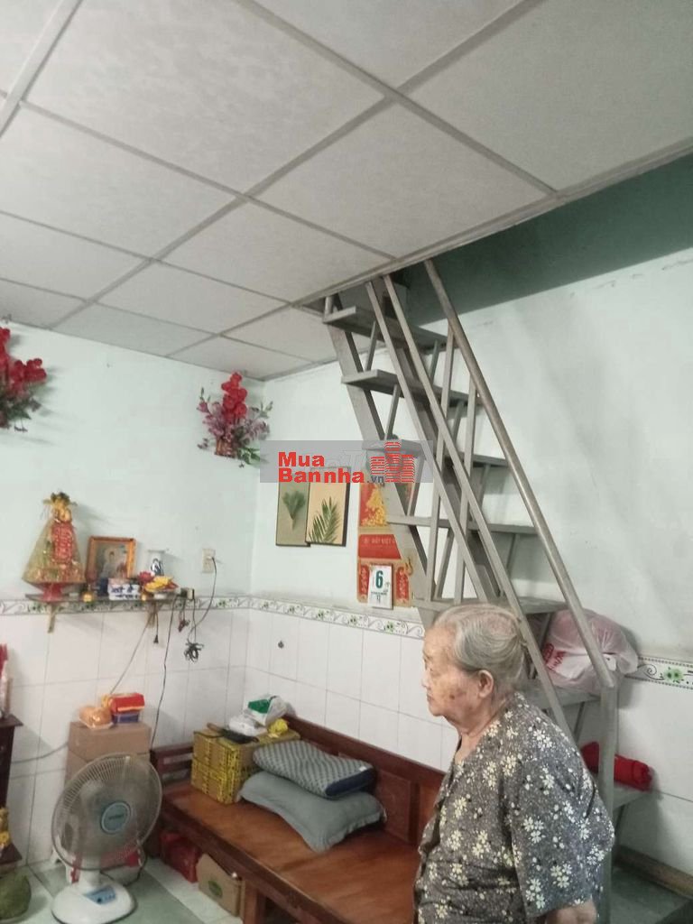 Nhà 3,3x5m hẻm thông trước nhà 2,8 ra 9m là hẻm xe tải
