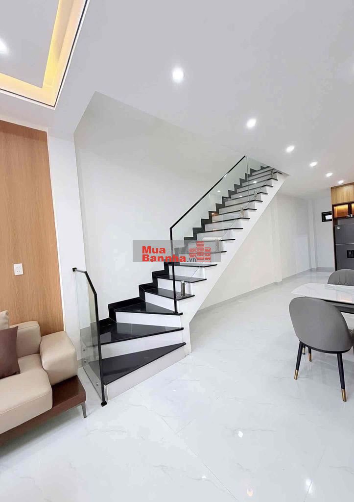 Nhà 2 tầng - Hẻm xe hơi - Phạm Văn Đồng