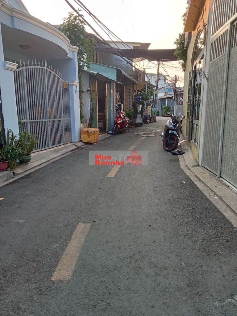 nhà HT 17 xe tải đậu ngay cửa nhà