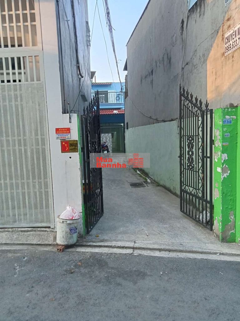 nhà HT 17 xe tải đậu ngay cửa nhà