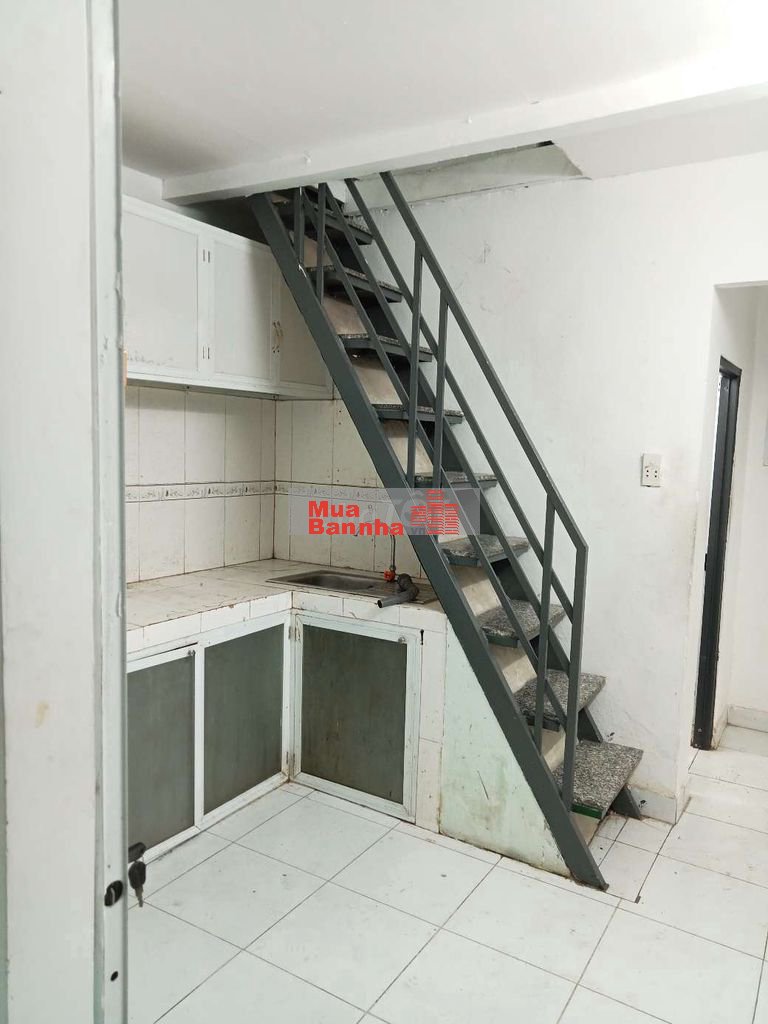nhà HT 17 xe tải đậu ngay cửa nhà