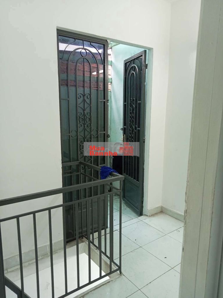 nhà HT 17 xe tải đậu ngay cửa nhà