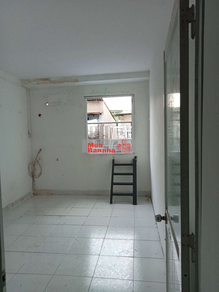 nhà HT 17 xe tải đậu ngay cửa nhà