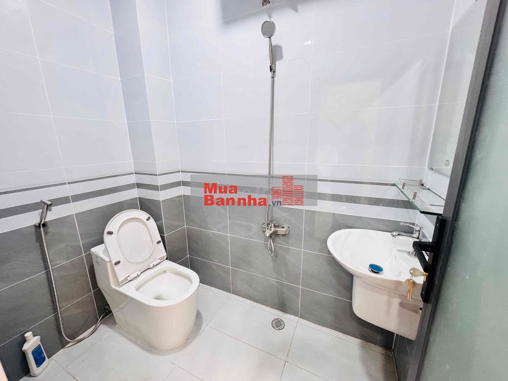 Bán nhà mặt tiền Q5