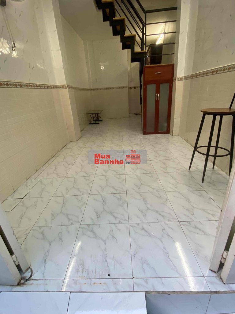 Cần bán gấp nhà đẹp, giá rẻ. Nhà sát gần đường lớn.
