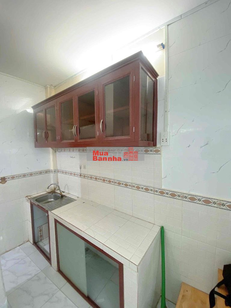 Cần bán gấp nhà đẹp, giá rẻ. Nhà sát gần đường lớn.