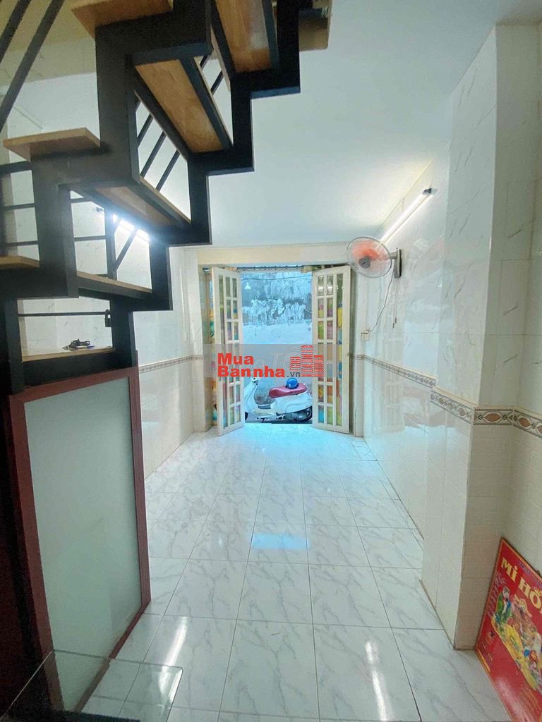 Cần bán gấp nhà đẹp, giá rẻ. Nhà sát gần đường lớn.
