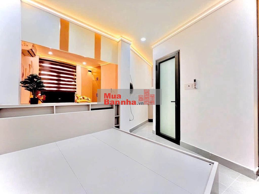 Chỉ 3.95 tỷ: Ngay Chợ GV Giáp BT, 40m2, 3 Tầng VF3 đỗ cửa, Full NT