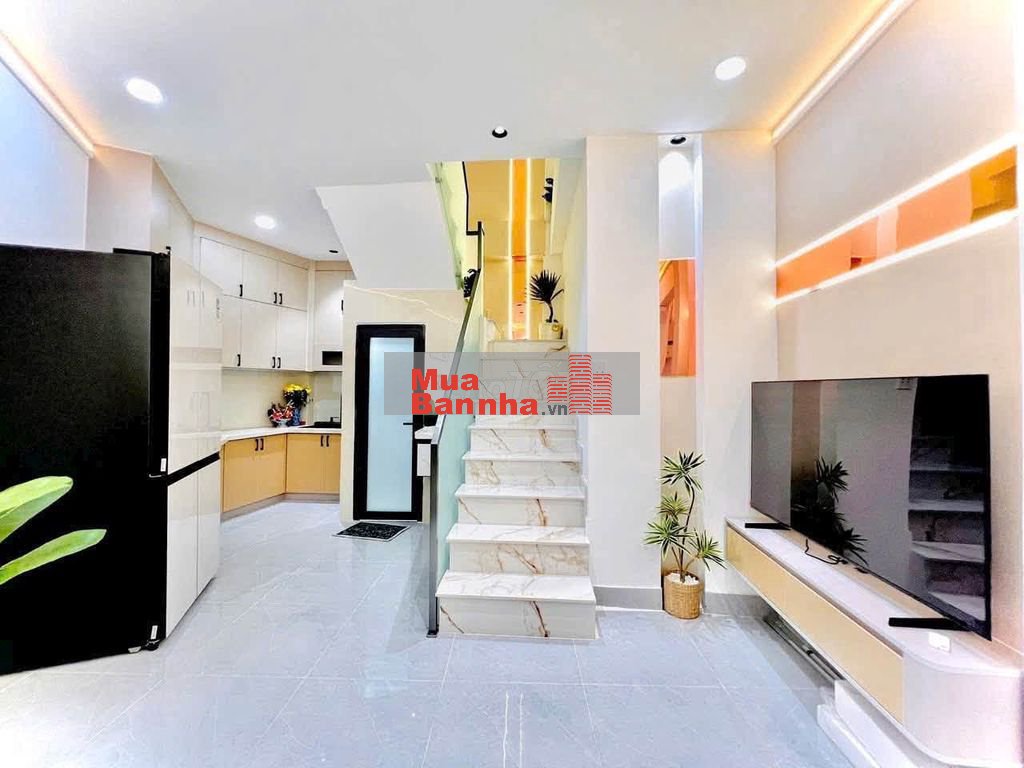 Chỉ 3.95 tỷ: Ngay Chợ GV Giáp BT, 40m2, 3 Tầng VF3 đỗ cửa, Full NT