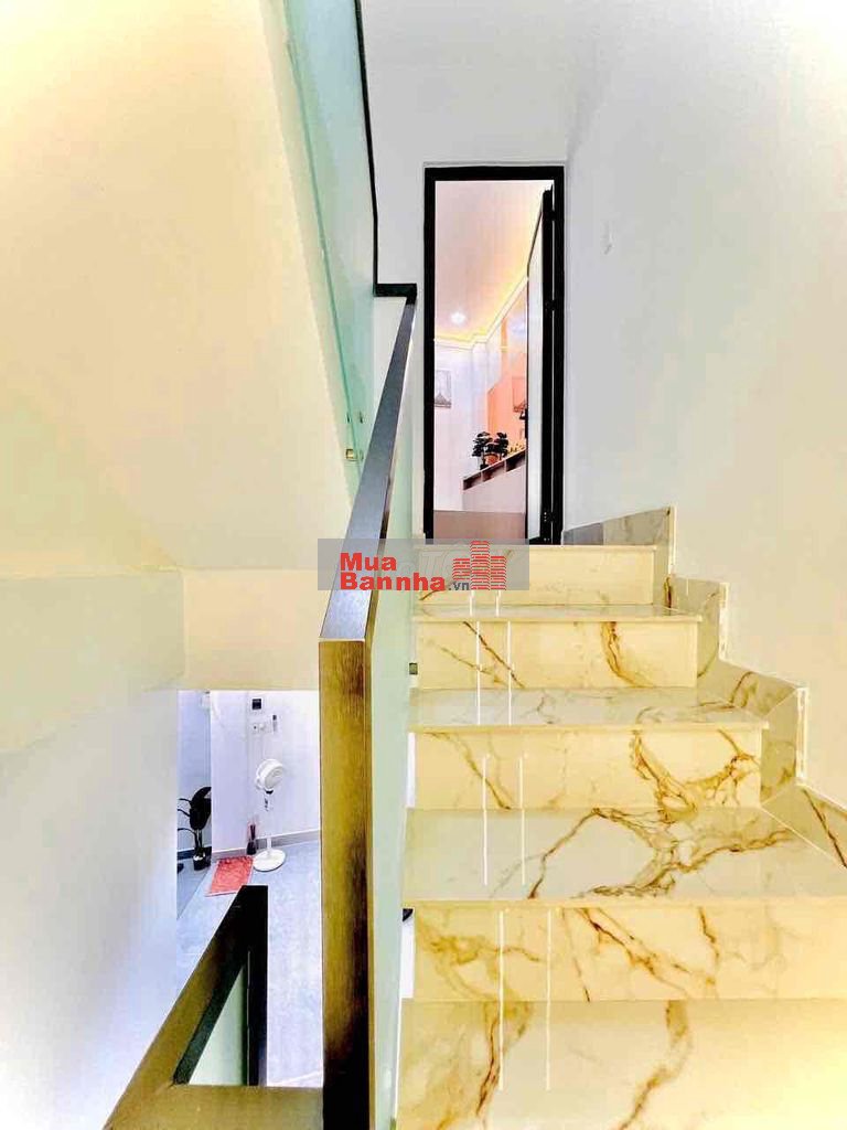 Chỉ 3.95 tỷ: Ngay Chợ GV Giáp BT, 40m2, 3 Tầng VF3 đỗ cửa, Full NT