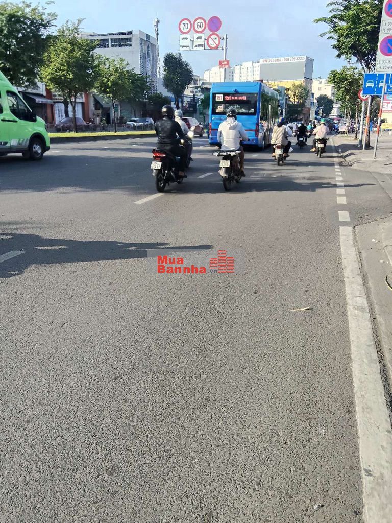 Nhà MT Đường Nhựa, gần chợ kdbb