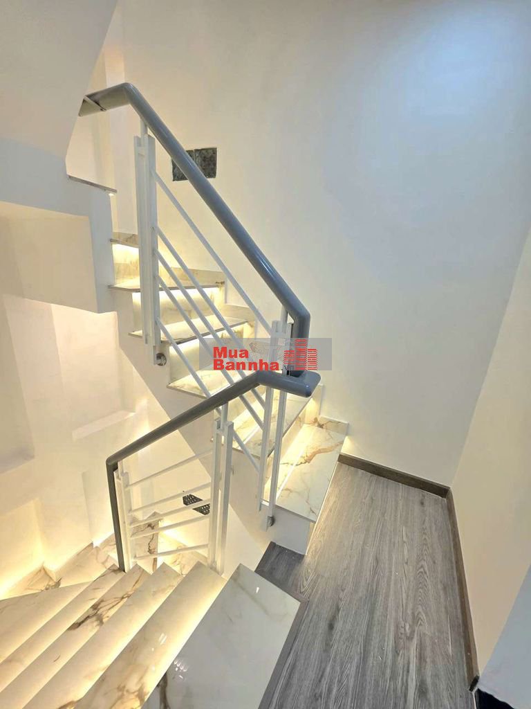 chính chủ bán nhà 3 lầu shr hẻm 1056 huỳnh Tấn Phát
