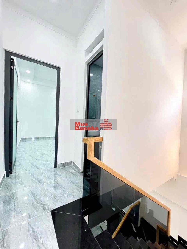 Nhà đẹp 4m x 13m 2 tầng có sân để xe chỉ 30m ra đường Trần Thị Cờ