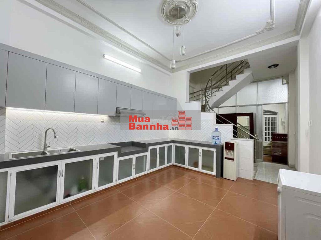 Nhà 3 tầng ,gần mặt tiền , ô tô đỗ cổng,chủ cần bán nhanh