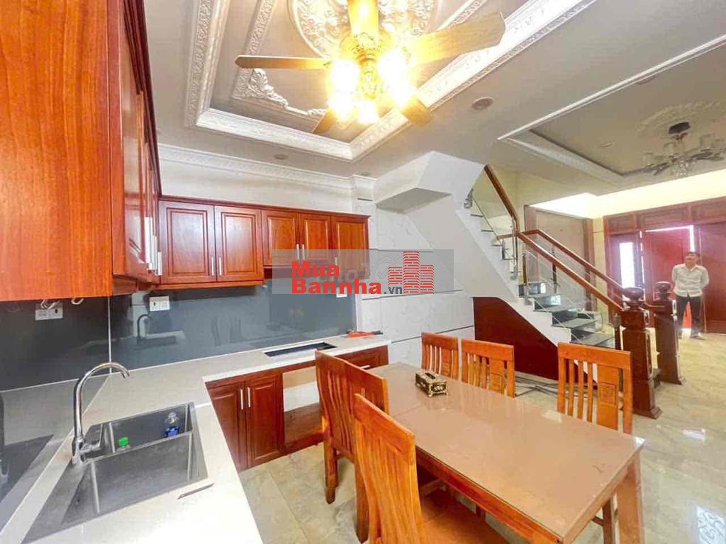 nhà 4 tầng. hẻm 9m. 1 xẹt phạm văn đồng. linh tây. gần chợ thủ đức