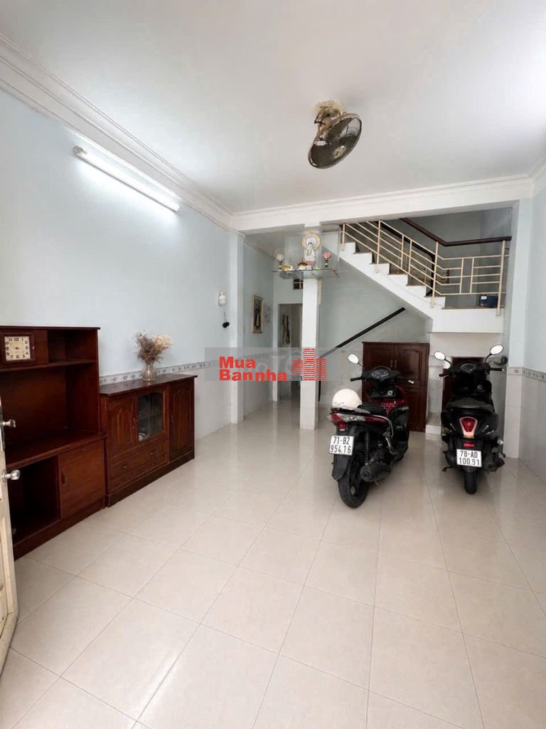 Nhà 75m2 Thạch Lam, 2 mặt tiền, ngay ngã tư 4 xã, giá chỉ nhỉnh 6t
