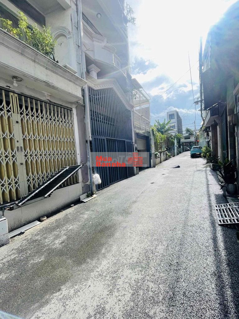 Đường 5m thông - Xe hơi vào trong nhà - 5.3 tỷ - kết cấu 3 tầng lầu