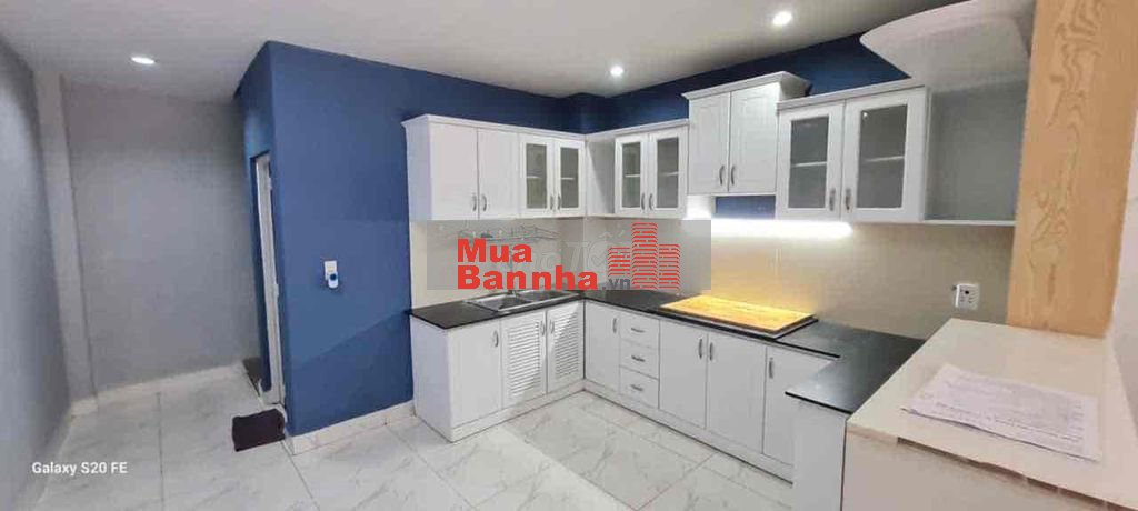 Đường 5m thông - Xe hơi vào trong nhà - 5.3 tỷ - kết cấu 3 tầng lầu