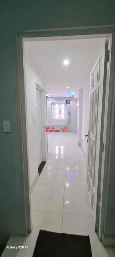 Đường 5m thông - Xe hơi vào trong nhà - 5.3 tỷ - kết cấu 3 tầng lầu