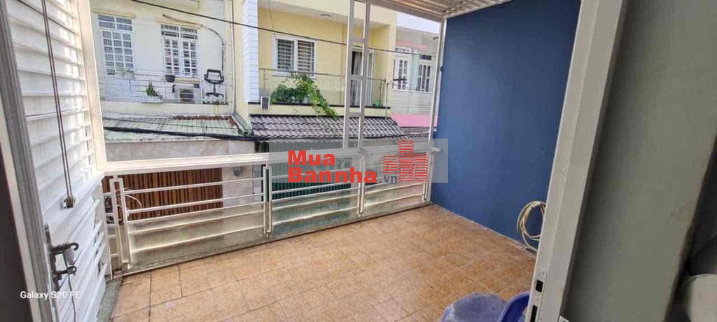 Đường 5m thông - Xe hơi vào trong nhà - 5.3 tỷ - kết cấu 3 tầng lầu