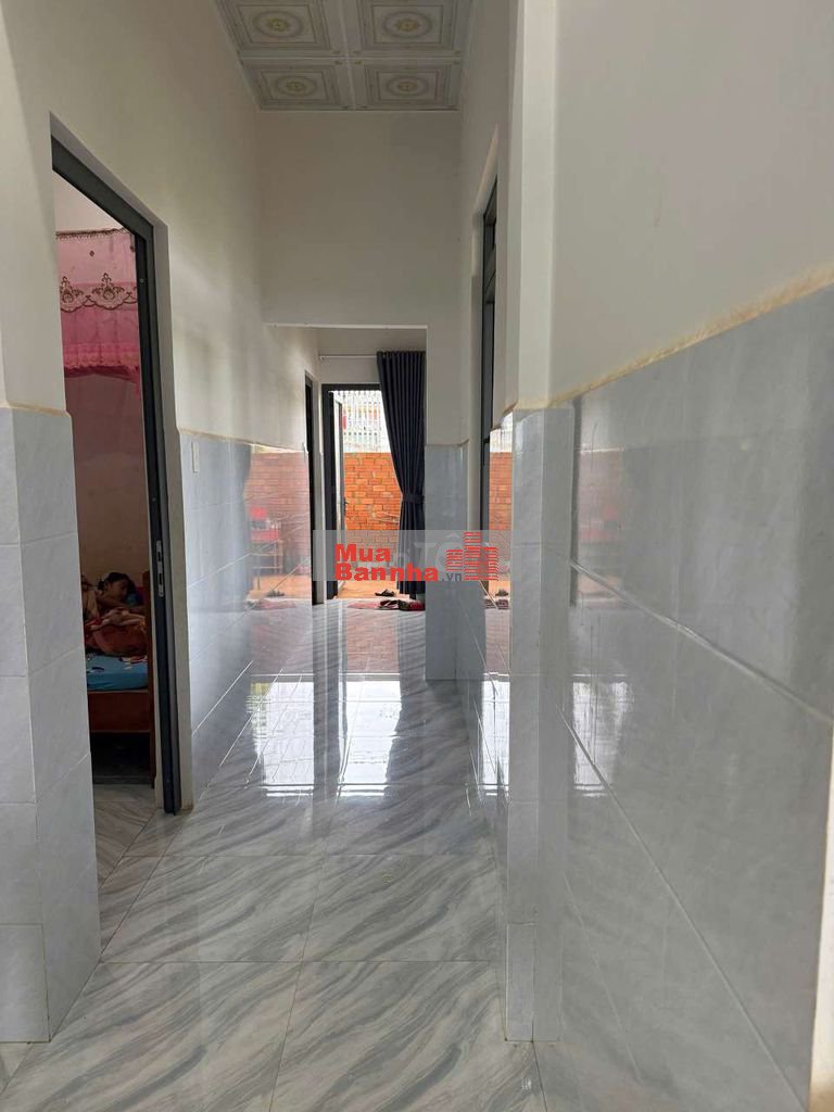 bán nhà mới xây. ngay ngã tư