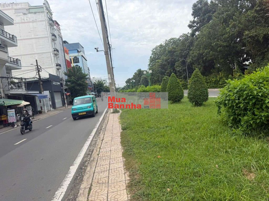 Mặt phố đường đôi Tân Sơn, sân bay Tân Sơn Nhất
