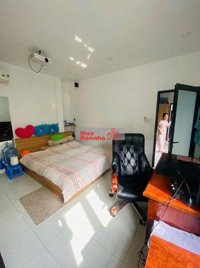 Cắt lỗ 1.5 tỷ! Nhà Quận 6 mới đẹp 50m2, hẻm ô tô đỗ cửa, gần Chợ Phú L