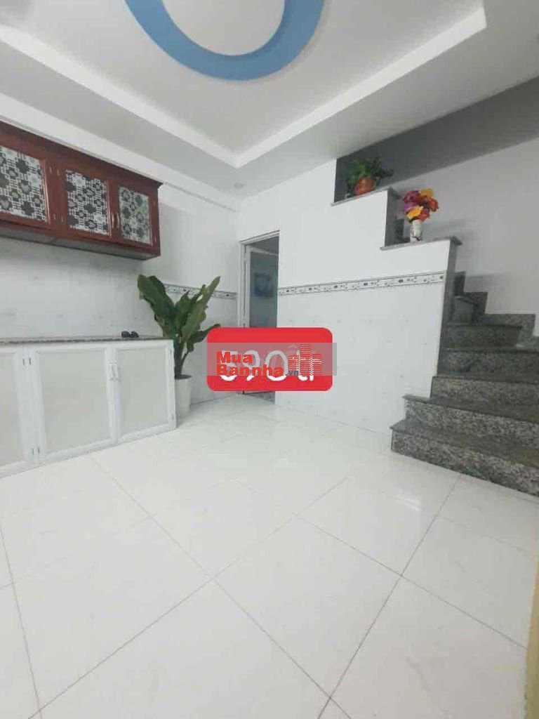 nhà nhỏ ngay ngã tư ga .hà huy giáp. Q12. 1 trệt 1 lầu .