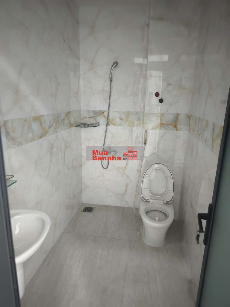 Nhà mới xây chưa ở 4x18 5 tầng trục chính Bình Phú