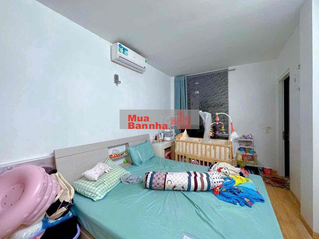 Nhà 4 Tầng Lầu. 4 Phòng ngủ. dt 48m Huỳnh Văn Bánh. thông ra Lê Văn Sỹ
