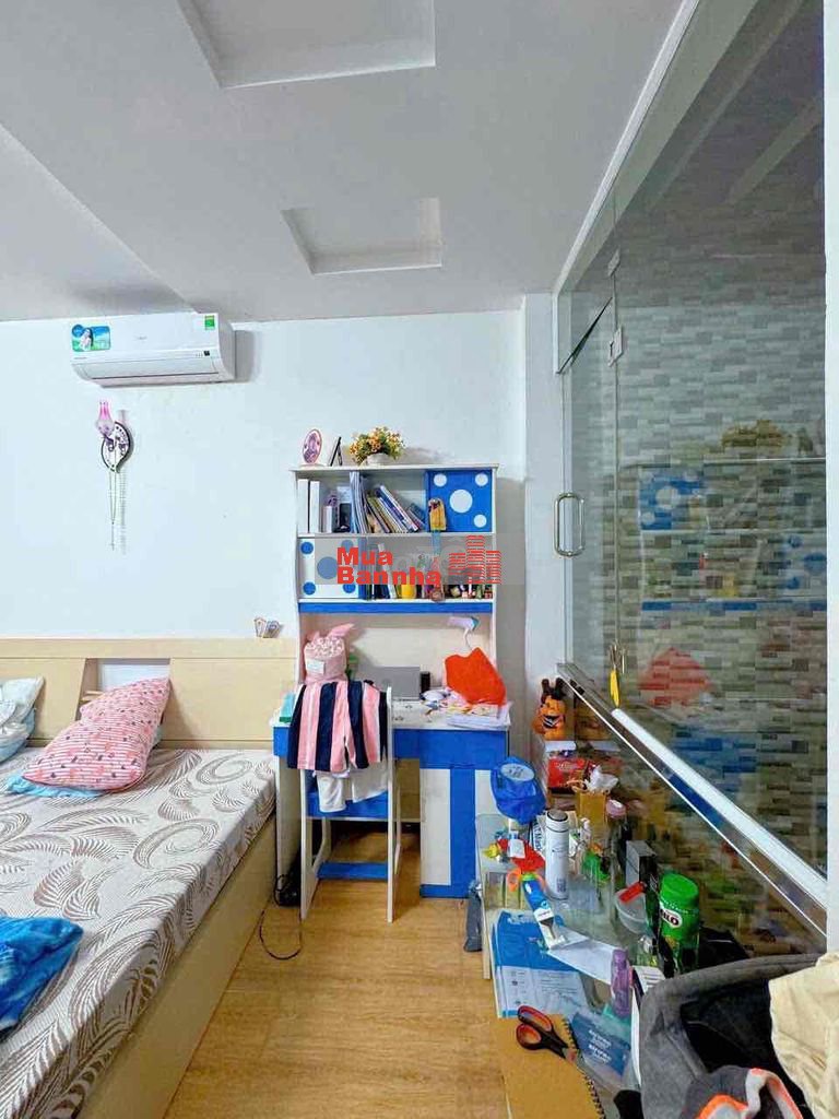 Nhà 4 Tầng Lầu. 4 Phòng ngủ. dt 48m Huỳnh Văn Bánh. thông ra Lê Văn Sỹ
