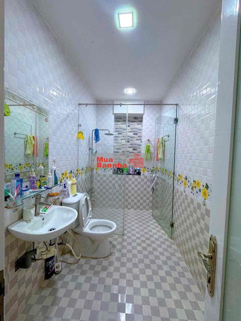 Nhà 4 Tầng Lầu. 4 Phòng ngủ. dt 48m Huỳnh Văn Bánh. thông ra Lê Văn Sỹ