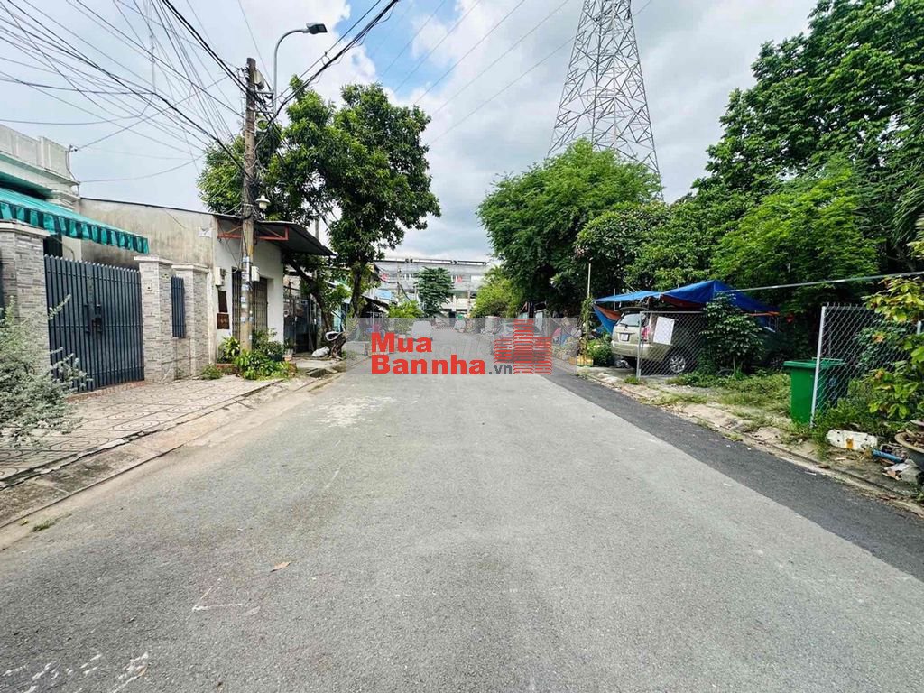 vị trí vàng, ngay ga metro, đường 8m, đậu xe hơi, nhà 2 tầng, giá 9.5