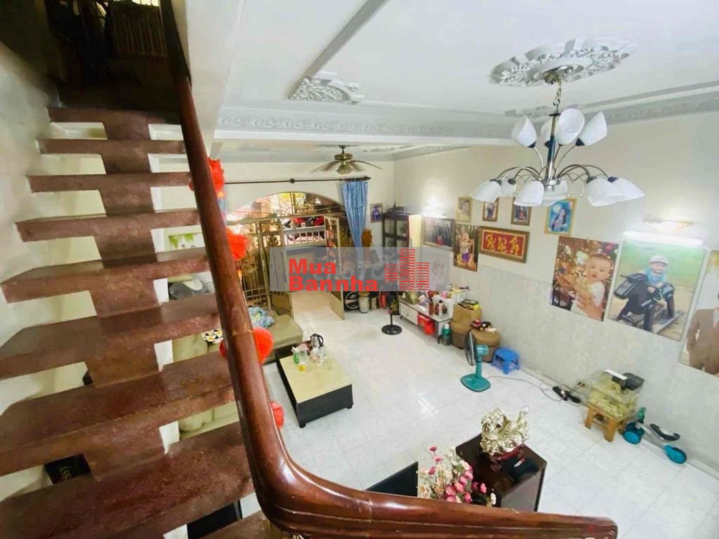 vị trí vàng, ngay ga metro, đường 8m, đậu xe hơi, nhà 2 tầng, giá 9.5