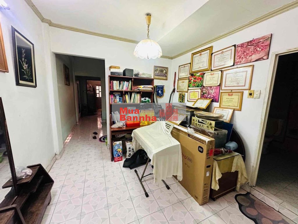 vị trí vàng, ngay ga metro, đường 8m, đậu xe hơi, nhà 2 tầng, giá 9.5