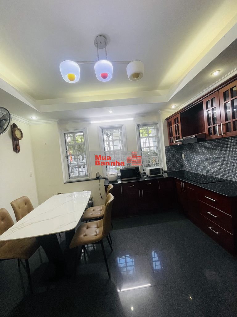 BÁN NHÀ BIỆT THỰ HAI MẶT TIỀN, TRUNG TÂM ĐÀ NẴNG, GẦN SÂN BAY