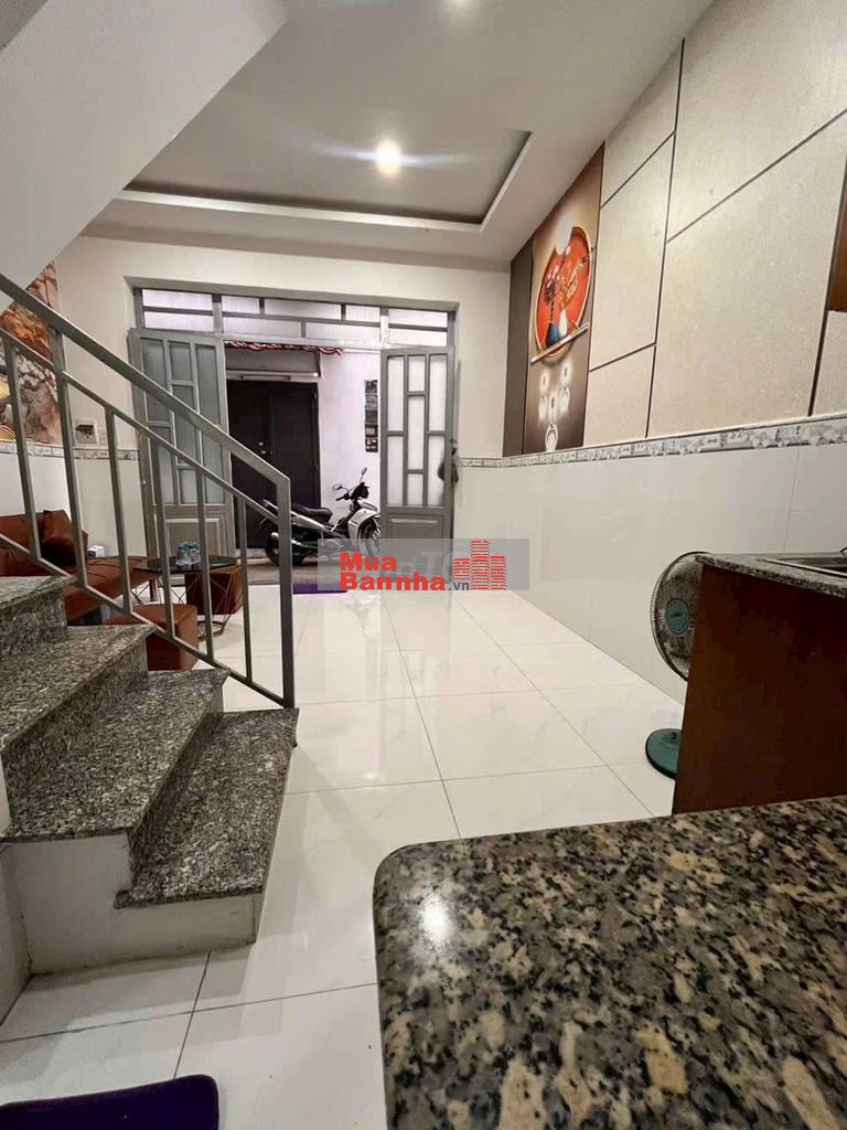 bán nhà ngay chợ tx21