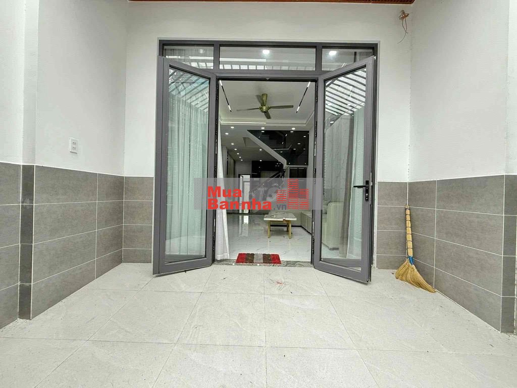 Giảm 800 triệu, nhà phố 4m x 25m xây 4 tầng có PN tầng trệt, sân vườn