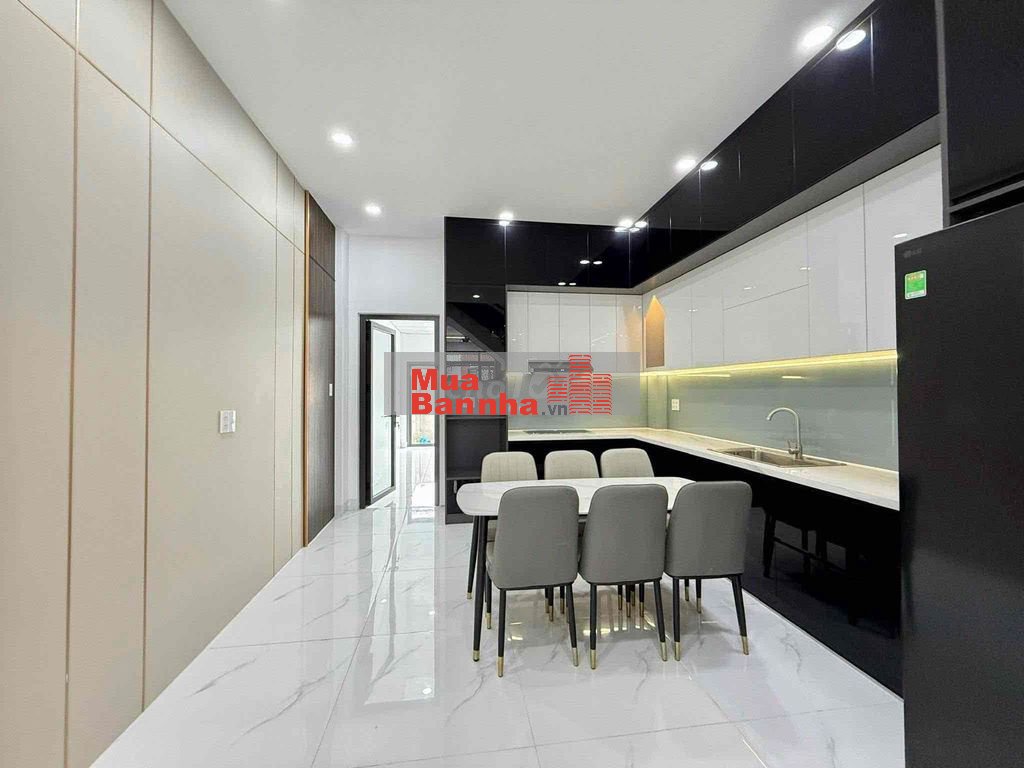 Giảm 800 triệu, nhà phố 4m x 25m xây 4 tầng có PN tầng trệt, sân vườn