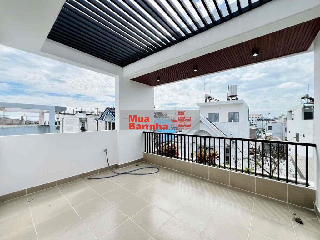 Giảm 800 triệu, nhà phố 4m x 25m xây 4 tầng có PN tầng trệt, sân vườn