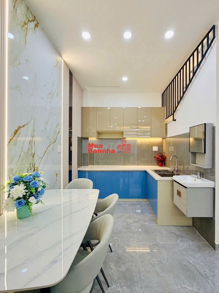 Gia đình kẹt tiền cần bán căn nhà 1 trệt - 2 lầu - sân thượng