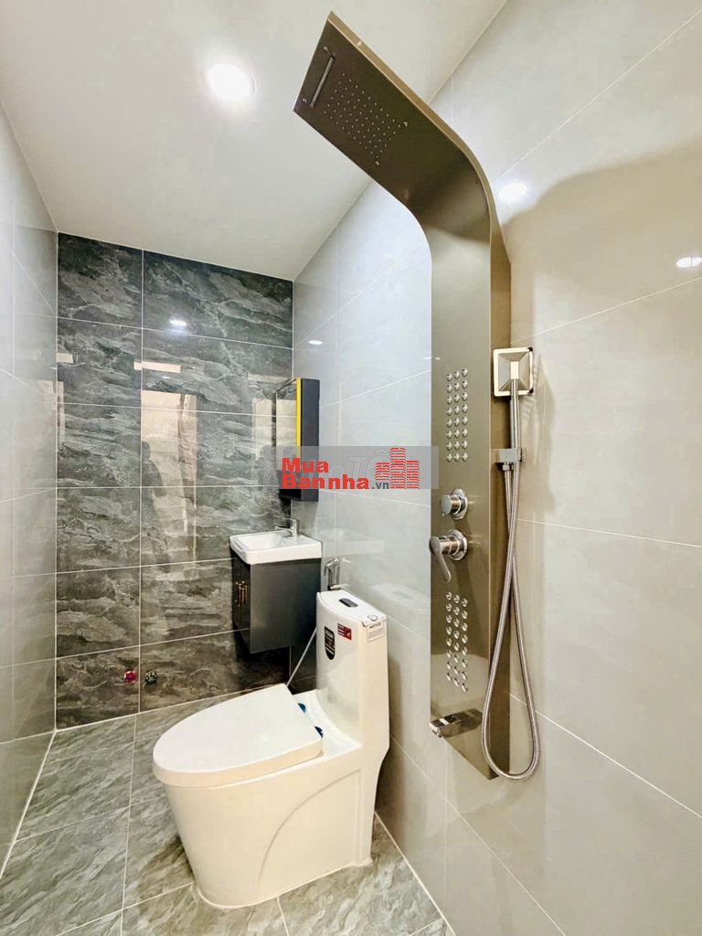 Gia đình kẹt tiền cần bán căn nhà 1 trệt - 2 lầu - sân thượng