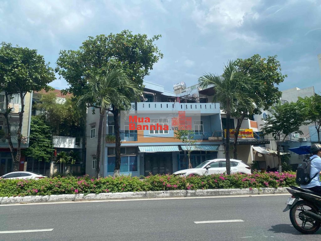 Bán nhà mặt tiền lớn.