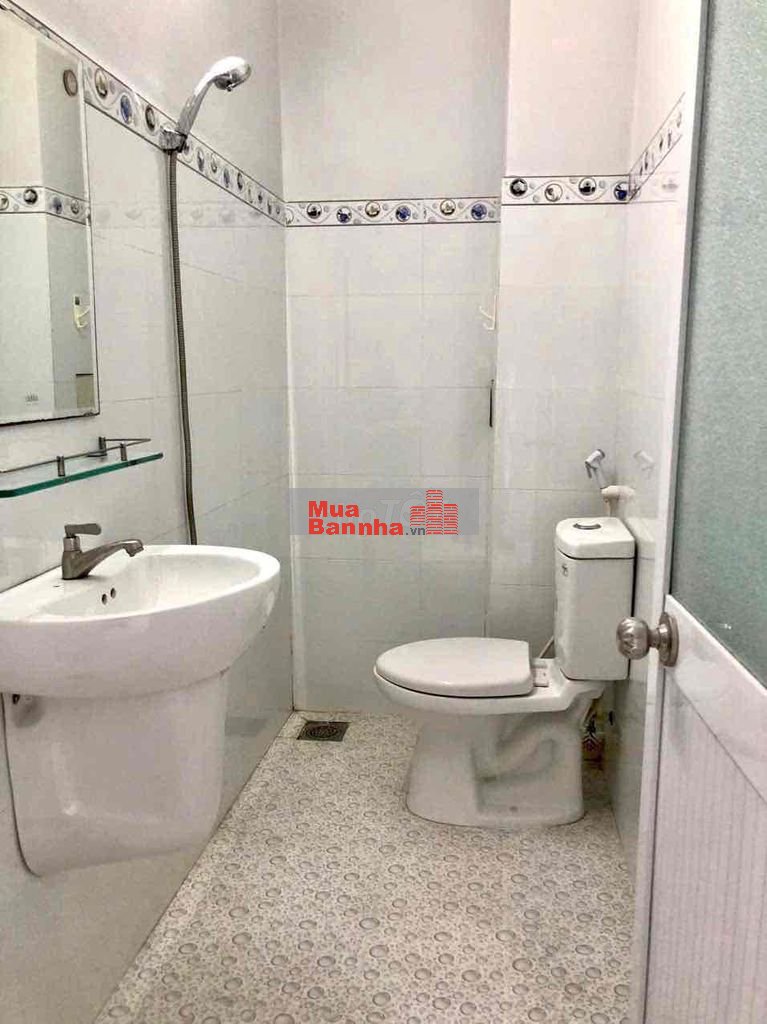 bán nhà 4m x 11m. 2 lầu. đường Phú định F16.Q8.