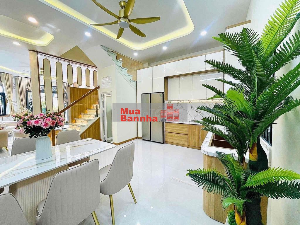 SIÊU PHẨM GÓC 2 MT-SÁT BÊN EMART PHAN HUY ÍCH.
