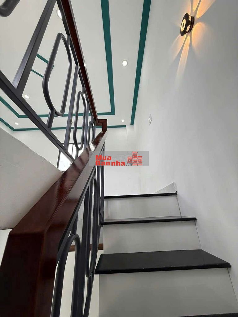bán lỗ nhà Hóc Môn 350 triệu, có shr, giáp quốc lộ 22